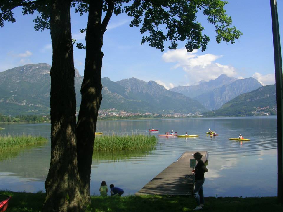 IN CANOA SUL LAGO